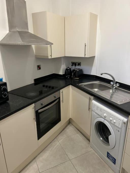 Modern 1 Bed Apartment In Salford Manchester Buitenkant foto